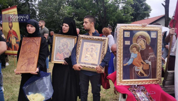 Proslava Vidovdana u porti manastira Gračanica