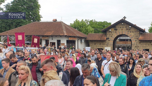Proslava Vidovdana u porti manastira Gračanica