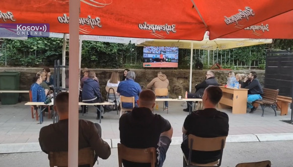 Srbi u Zvečanu slave pobedu Novaka Đokovića na Rolan Garosu Srbi u Zvečanu slave pobedu Novaka Đokovića na Rolan Garosu