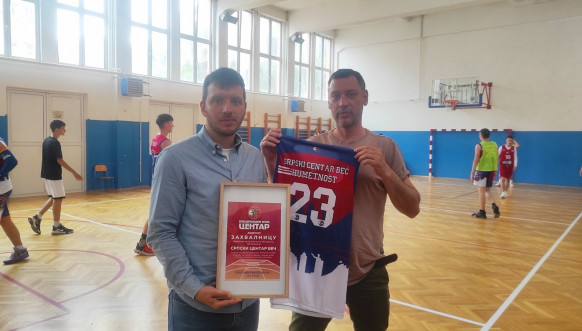 Srpski Centar sa košarkašima