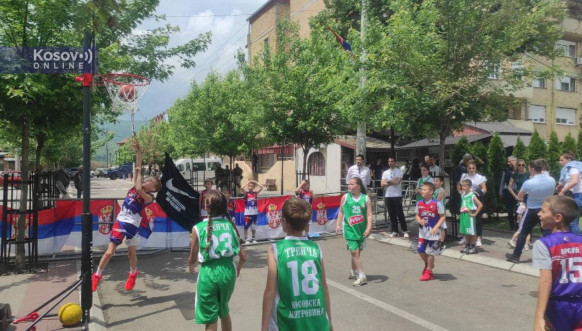 Mališani igraju basket u Zvečanu