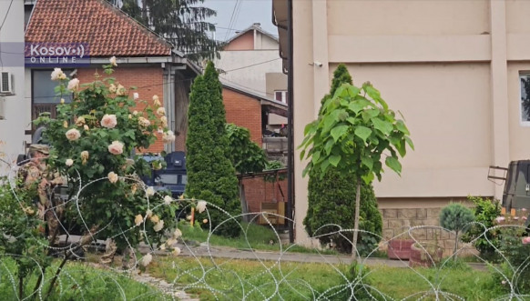 Vozila Kfora i specijalne jedinice KPS u Leposaviću
