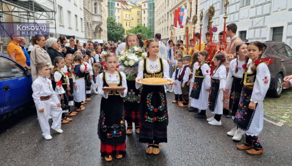 Doček za patrijarha Porfirija ispred Sabornog hrama Svetog Save u Beču