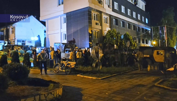 U Leposaviću Kfor uklonio bodljikavu žicu