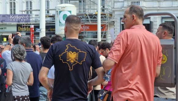 Simboli velike Albanije na protestu u Beču