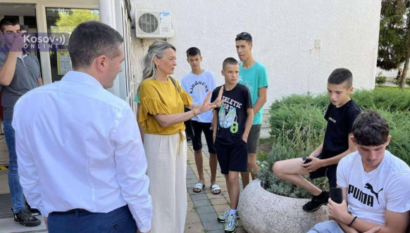Miladinov obišla decu sa Kosova 