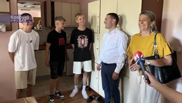 Miladinov obišla decu sa Kosova 