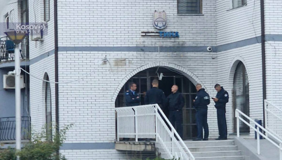 Kosovska policija polomila ćiriličnu tablu na opštini Zubin Potok
