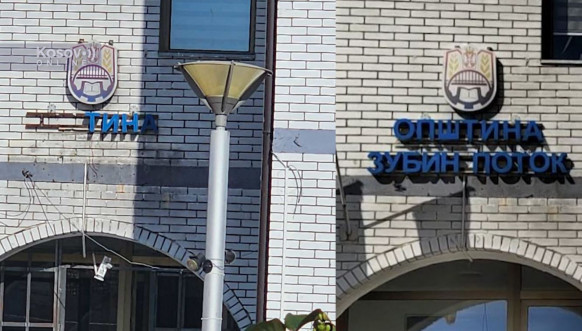 Kosovska policija polomila ćiriličnu tablu na opštini Zubin Potok - slika nekada i sada