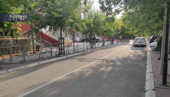 Letonska jedinica Kfora ispred opštine Zvečan