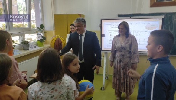 Direktor Telekoma Lučić osnovcima u Zvečanu uručio pametne table i lopte Direktor Telekoma Lučić osnovcima u Zvečanu uručio pametne table i lopte
