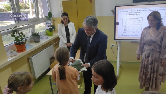 Direktor Telekoma Lučić osnovcima u Zvečanu uručio pametne table i lopte Direktor Telekoma Lučić osnovcima u Zvečanu uručio pametne table i lopte