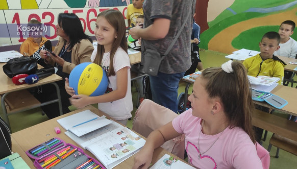 Direktor Telekoma Lučić osnovcima u Zvečanu uručio pametne table i lopte Direktor Telekoma Lučić osnovcima u Zvečanu uručio pametne table i lopte