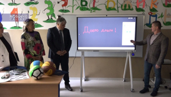 Direktor Telekoma Srbija podelio pametne table školama u Leposaviću