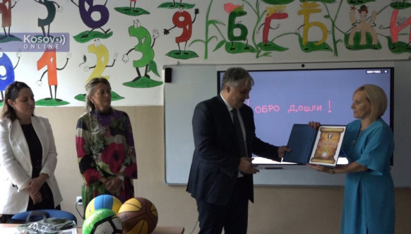 Direktor Telekoma Srbija podelio pametne table školama u Leposaviću