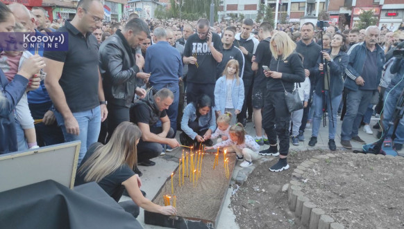 Veliki broj građana Severne Mitrovice pale sveće za poginule u Banjskoj