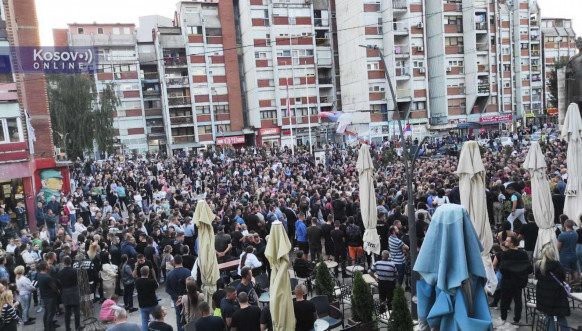 Veliki broj građana Severne Mitrovice pale sveće za poginule u Banjskoj