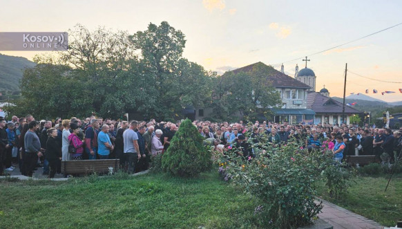 Građani Leposavića pale sveće za poginule u Banjskoj