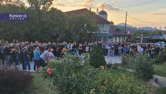 Građani Leposavića pale sveće za poginule u Banjskoj