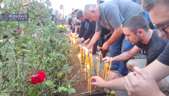 Građani Leposavića pale sveće za poginule u Banjskoj