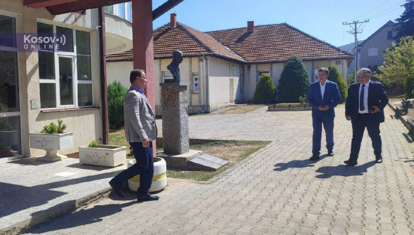 Lučić u obilasku škola u Zubinom Potoku Lučić u obilasku škola u Zubinom Potoku