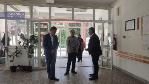 Lučić u obilasku škola u Zubinom Potoku Lučić u obilasku škola u Zubinom Potoku