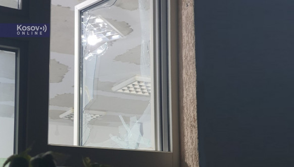 Razbijeno staklo na prozoru Osnovne škole "Braća Aksić" u Lipljanu 