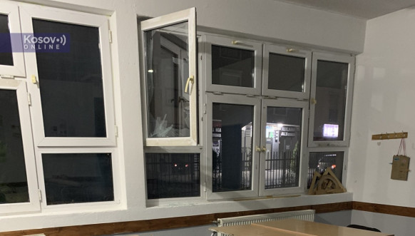 Razbijeno staklo na prozoru Osnovne skole Braca Aksic u Lipljanu