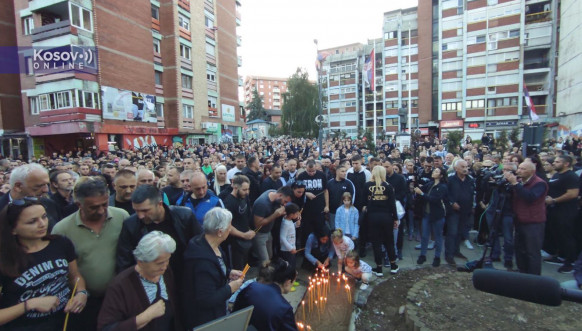 Građani u Severnoj Mitrovici pale sveće za nastradale u Banjskoj