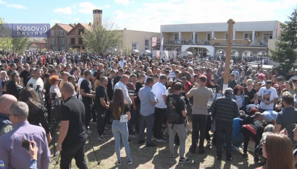 Gračnica, paljenje sveća za stradale u Banjskoj