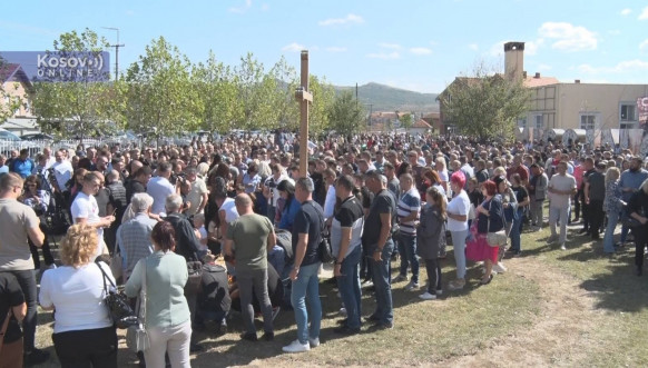 Gračnica, paljenje sveća za stradale u Banjskoj