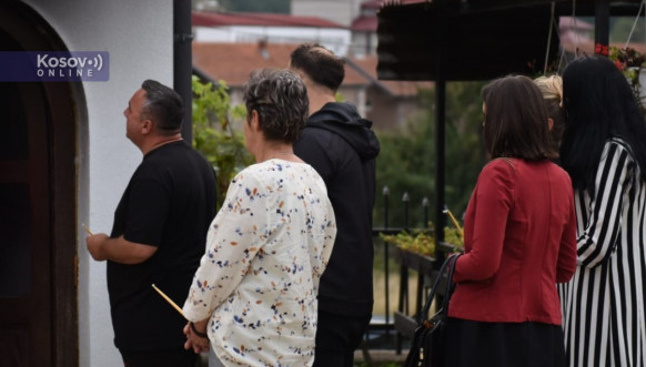 Veliki broj meštana Štprca odalo počast poginulima u Banjskoj