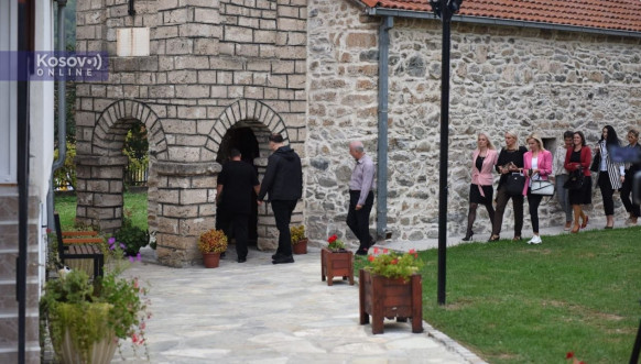 Veliki broj meštana Štprca odalo počast poginulima u Banjskoj