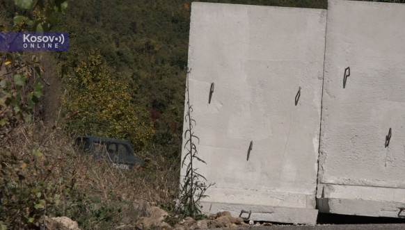 Dupli betonski stubovi odsekli sela Stanuloviće i Zrnosek od Leposavića Dupli betonski stubovi odsekli sela Stanuloviće i Zrnosek od Leposavića
