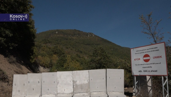 Dupli betonski stubovi odsekli sela Stanuloviće i Zrnosek od Leposavića Dupli betonski stubovi odsekli sela Stanuloviće i Zrnosek od Leposavića