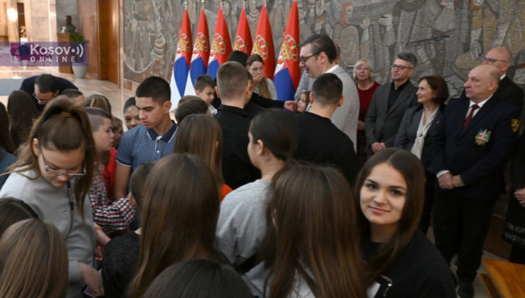 Osnovci sa Vučićem