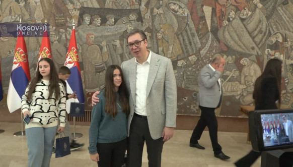Predsednik sa decom iz Zvečana