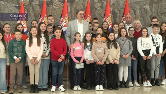 Vučić sa decom sa Kosova