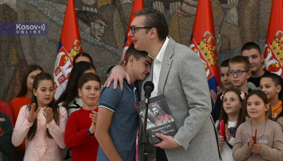 Vučić sa učenikom iz Zvečana