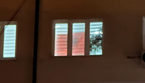 Albanska zastava na prozoru zgrade opštine Leposavić 