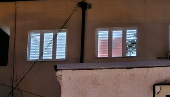 Albanska zastava na zgradi opstine Leposavic