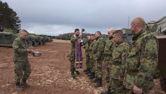 Vojni sveštenik Ivan Ganić sa vojnicima u bazi