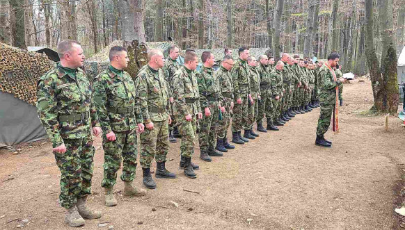 Sveštenik Ivan Ganić sa vojnicima u bazi