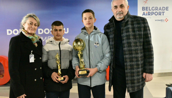 Mladi fudbaleri Dif sa peharom