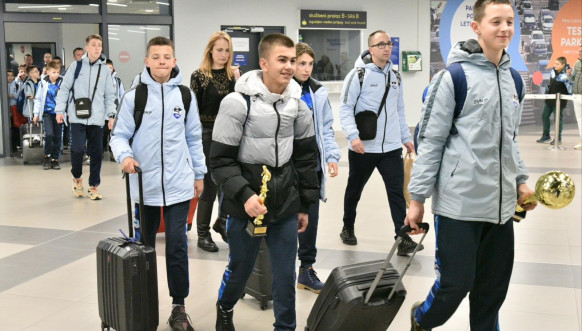 Mladi fudbaleri na aerodromu