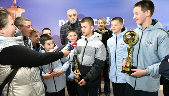 Mladi fudbaleri sa peharom3
