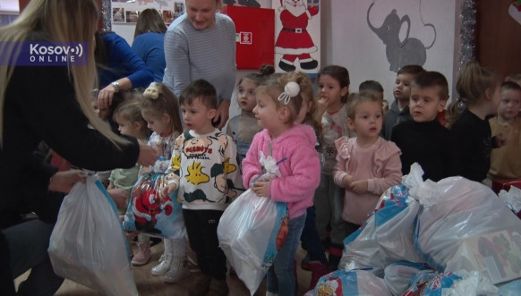 Radnici "Vode Vojvodine" obradovali mališane iz Štrpca poklonima za srpsku Novu godinu