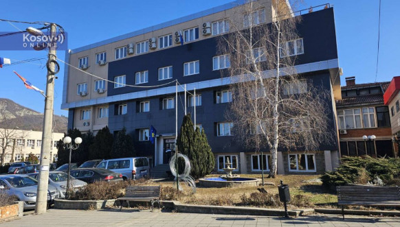 Zastava Kosova na zgradi opštine Leposavić