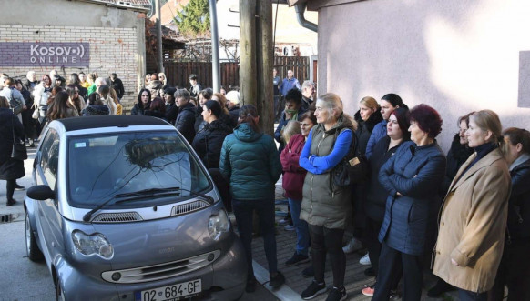 Građani ispred PŠ u Zubinom Potoku