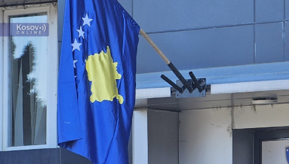 Zastava Kosova na zgradi opštine Leposavić
